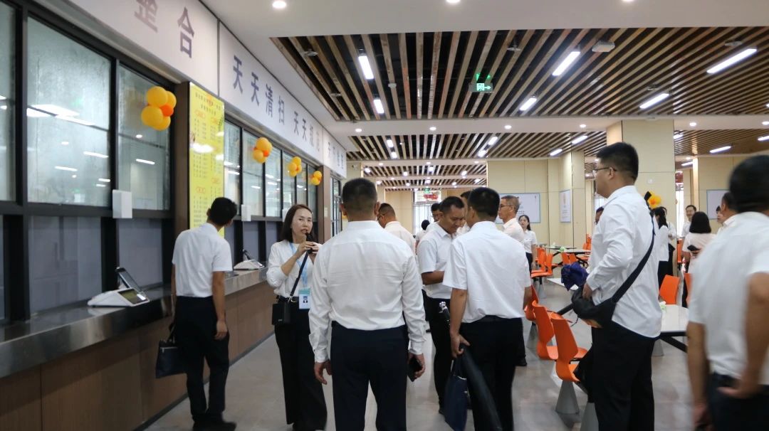 参加临沧市庆祝第40个教师节大会的相关人员到 beat365唯一官方网站参观指导