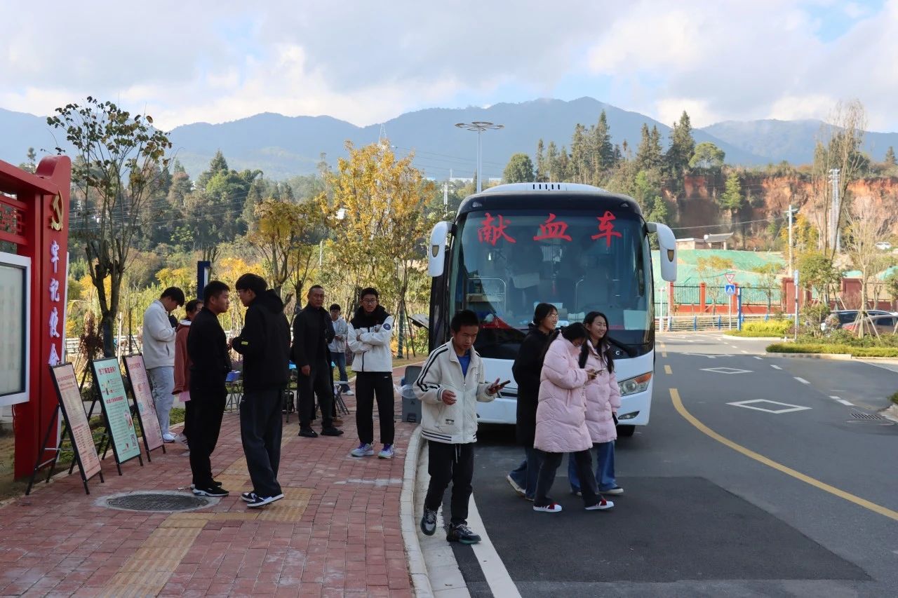 热血汇聚，爱满校园—— beat365唯一官方网站师生参加无偿献血活动